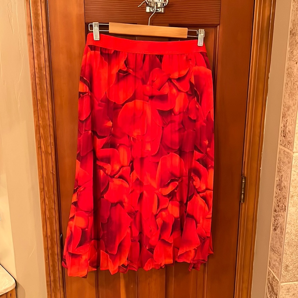 Gorgeous Floral Rose Petal Print Skirt Size XL by New York & Company Vibrant Red
